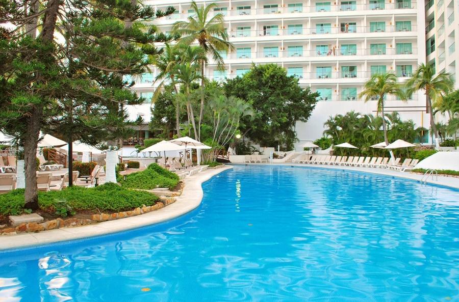 Emporio Acapulco Hotel Ngoại thất bức ảnh The swimming pool at the Grand Palladium Hotel