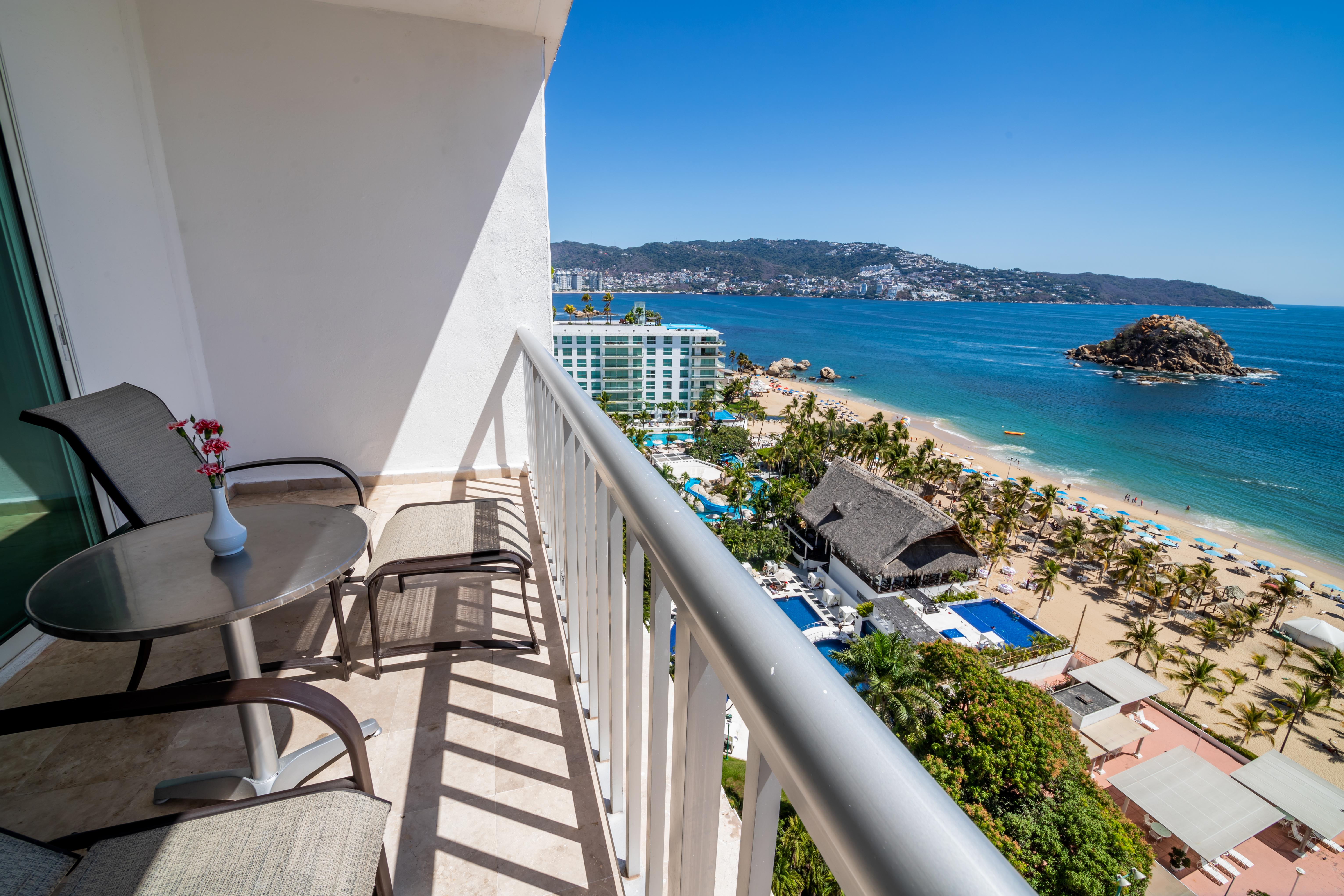 Emporio Acapulco Hotel Ngoại thất bức ảnh View of the Bay of Acapulco from a hotel