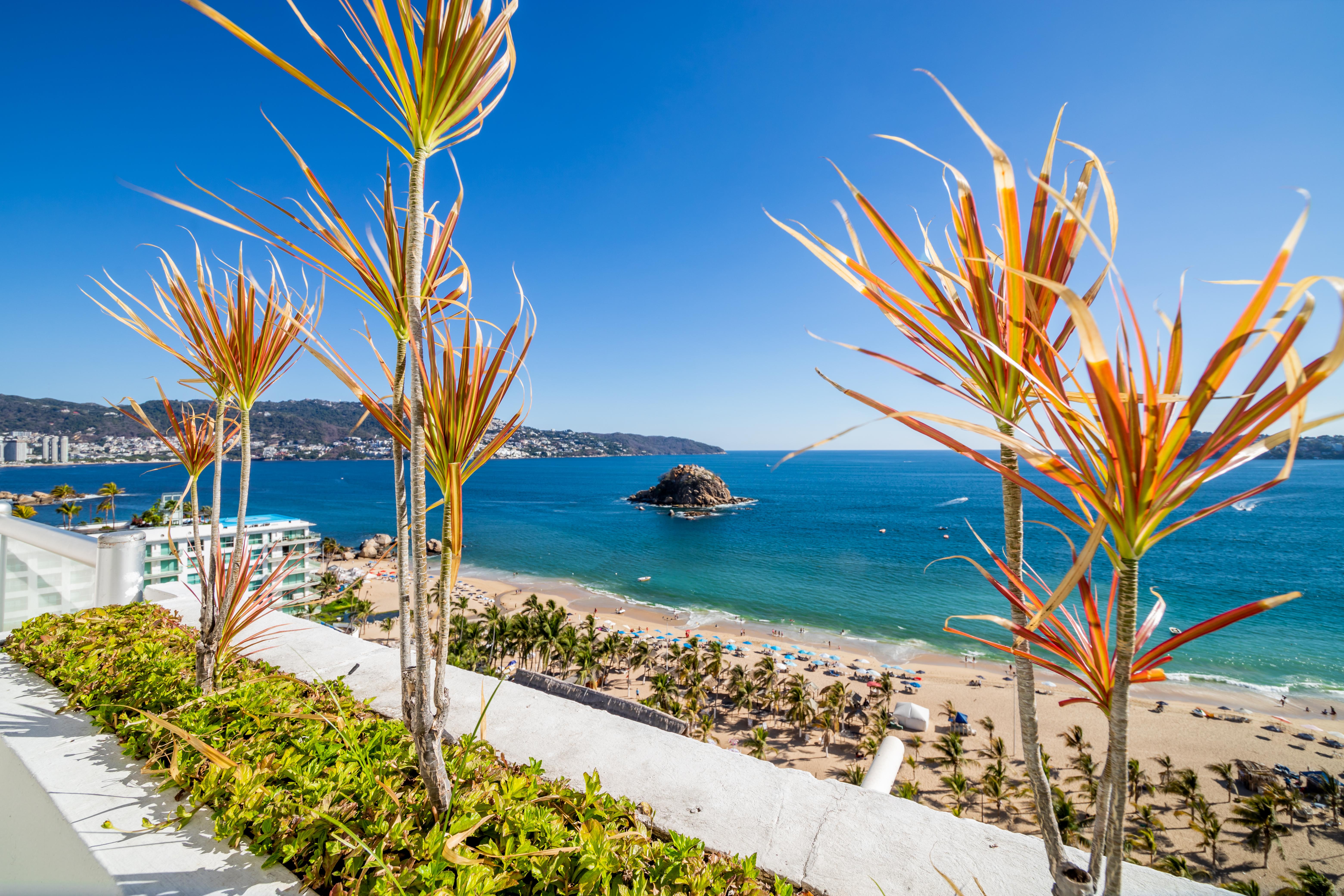 Emporio Acapulco Hotel Ngoại thất bức ảnh View of the beach from the hotel